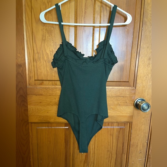 Green ruffle bodysuit size medium - Picture 5 of 8